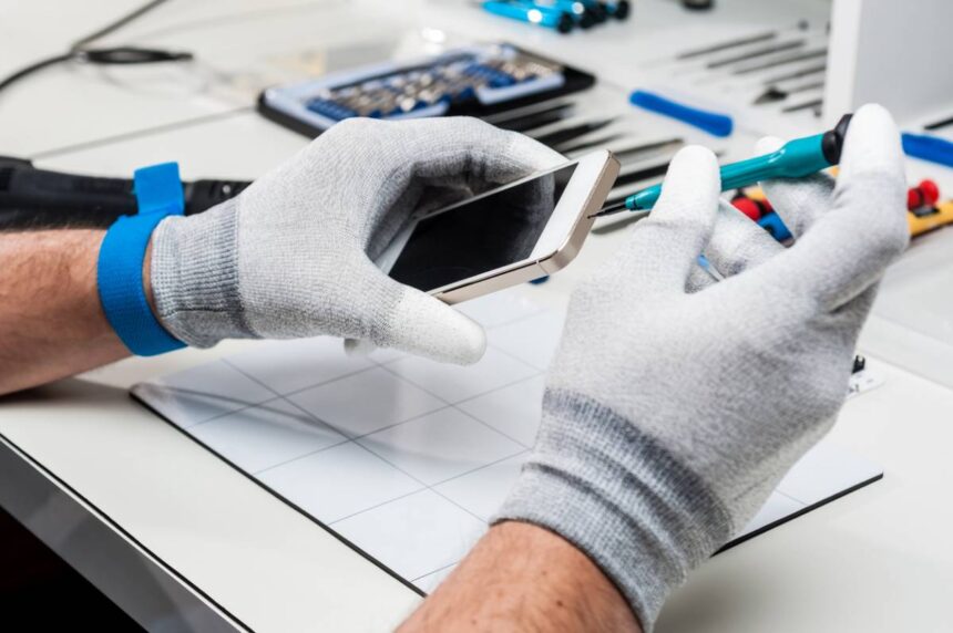 Accessoires et outils essentiels pour réparer un smartphone