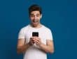 Un homme qui espionne les sms depuis son smartphone