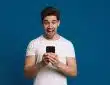Un homme qui espionne les sms depuis son smartphone