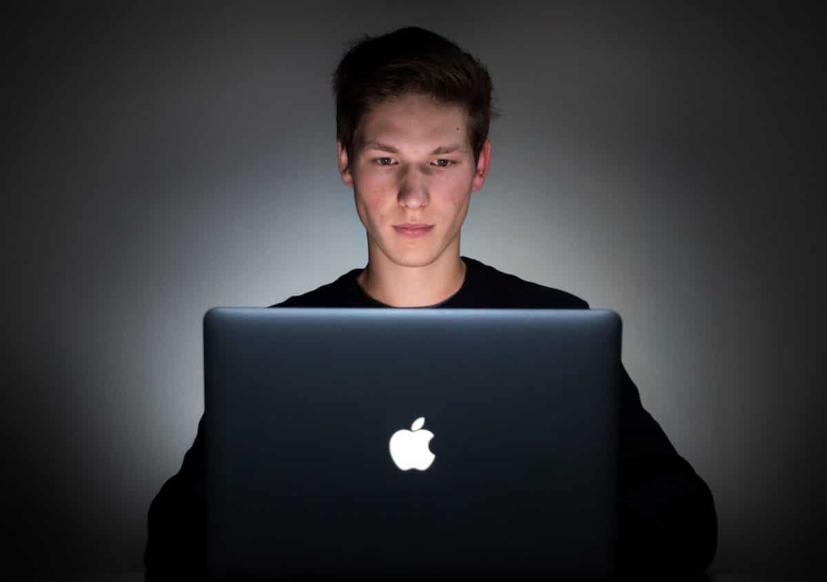 Un homme regarde son ordinateur